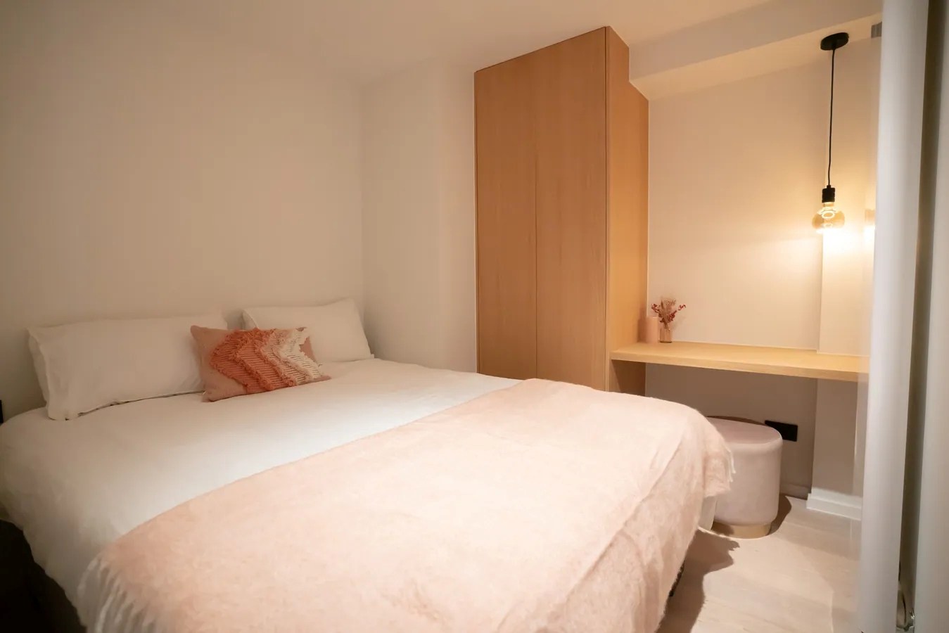 Appartement de 3 chambres entièrement rénové situé du côté ensoleillé de l'avenue Parmentier, à distance de marche de la digue. Garage possible dans le bâtiment. 