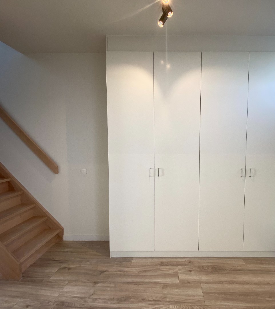 Volledig gerenoveerde centrumwoning in het hartje van Sint-Lodewijk op 442 m²! 