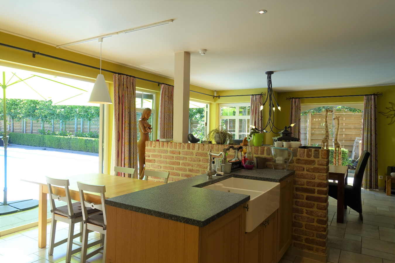 Prachtige recente villa met zwembad en prachtig aangelegde tuin 