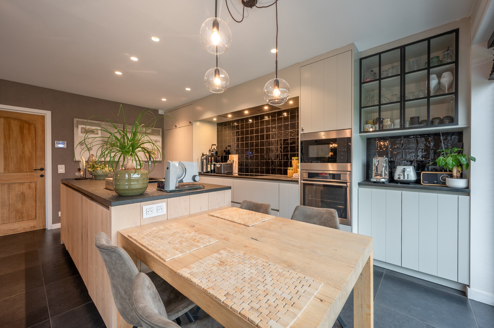 prachtig gerenoveerde alleenstaande villa geniet van een uitstekende centrale ligging, op slechts enkele minuten van het centrum van Knokke. 