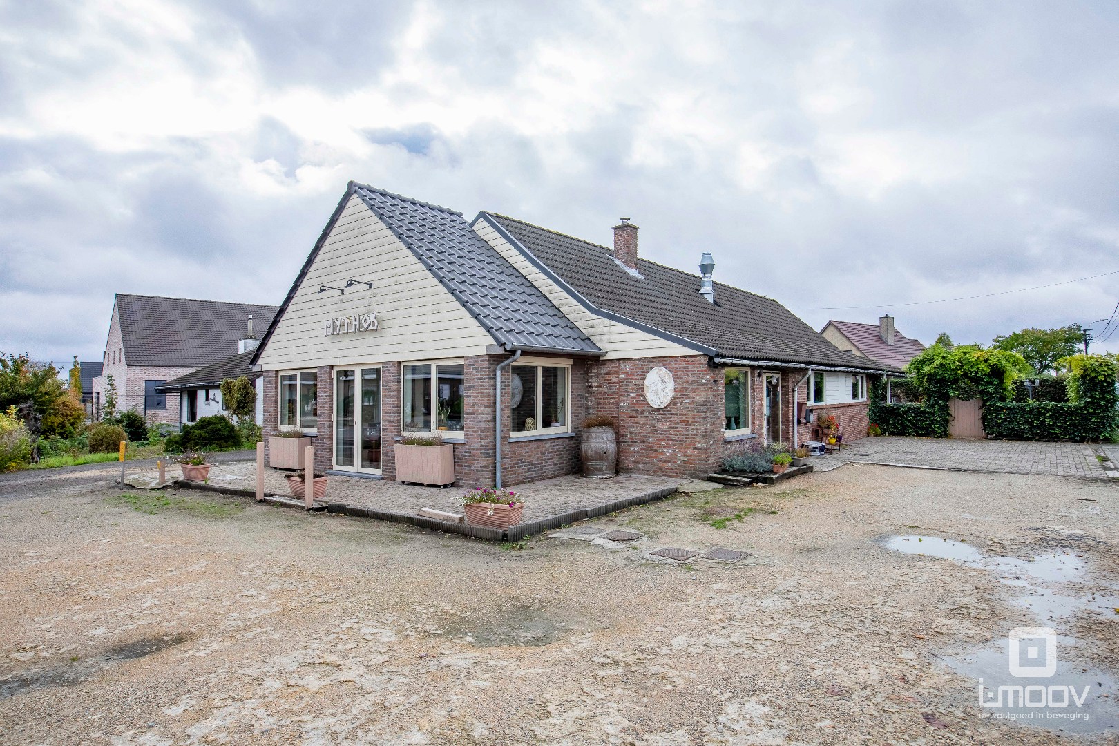 Te koop- Gebruiksklaar restaurant met terras en appartement in hartje Hijfte (Lochristi) 