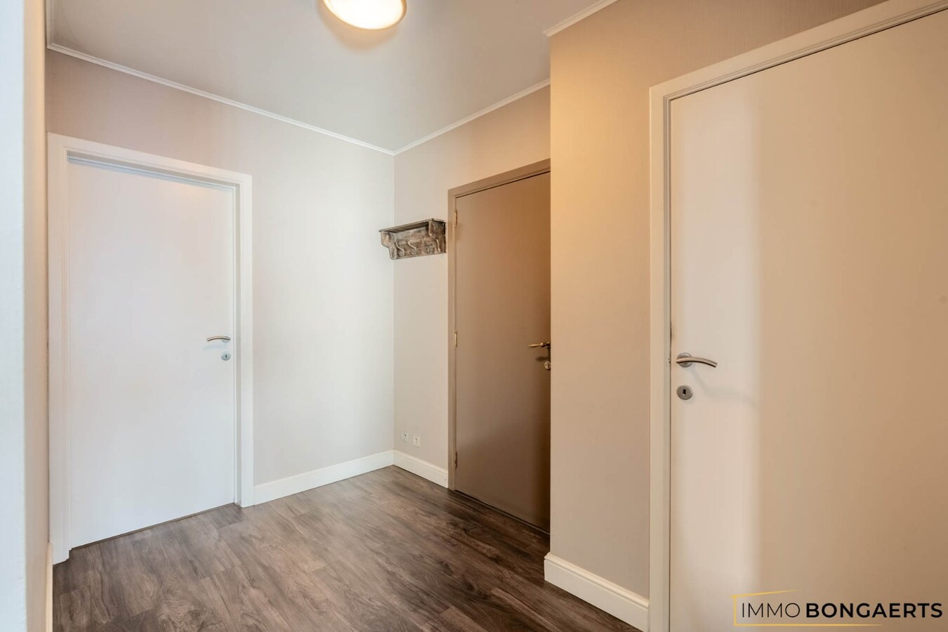 Ruim appartement met terras, garage en 2 slaapkamers. 