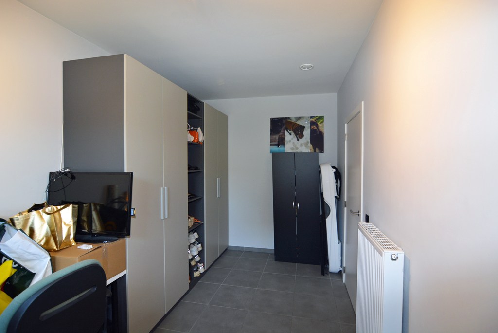 Gelijkvloers appartement met 2 slpk, ruim terras, tuin en 2 autostandplaatsen. 