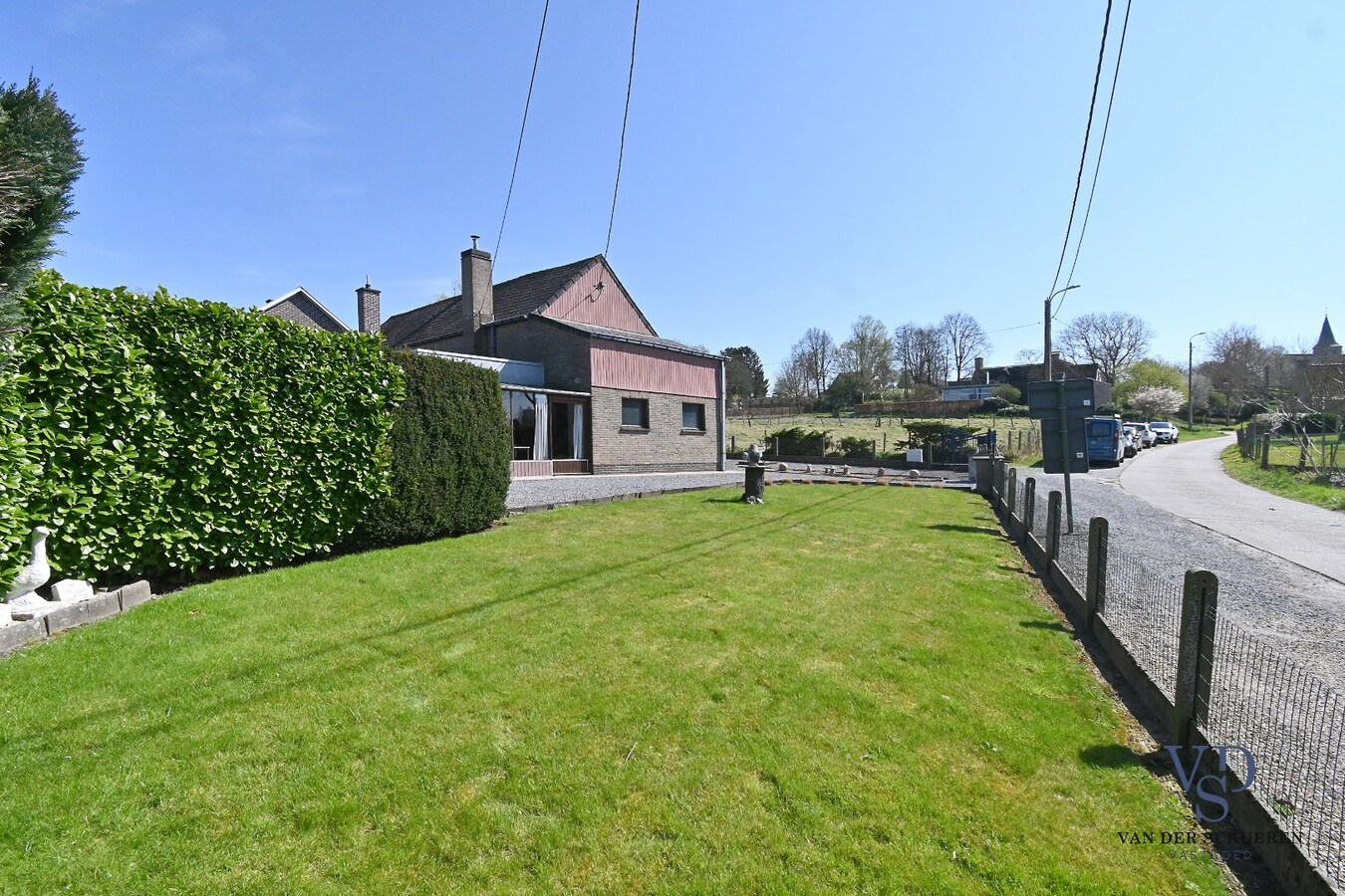 Op te frissen half open bebouwing 