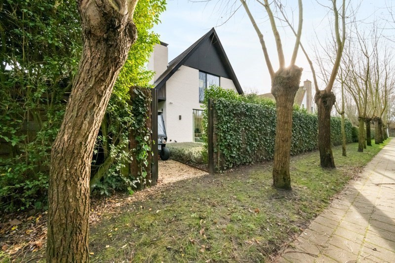 OPENDEURDAG Zaterdag 11/04  tussen 14u en 16u (Graaf Jansdijk 244) Prachtig vernieuwde koppelvilla rustig gelegen tussen Knokke centrum en Het Zoute met een perfecte Zuid-West oriëntatie. 