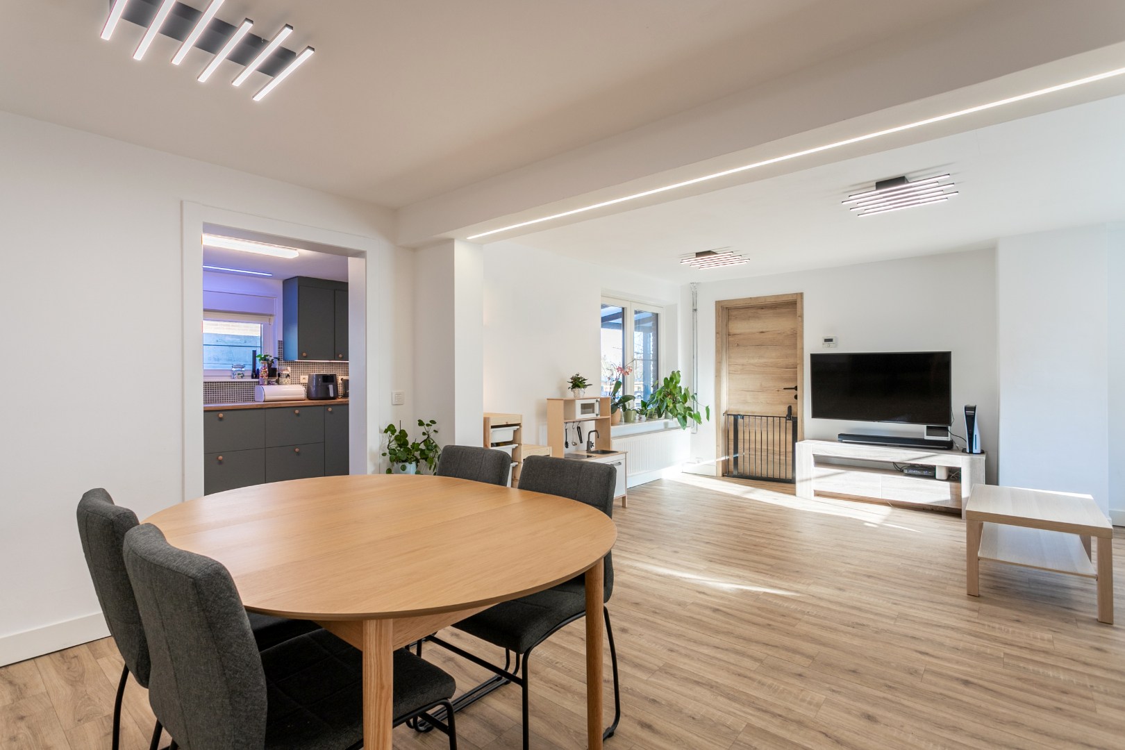 Instapklare woning met 3 slaapkamers, tuin en 2 garages. 