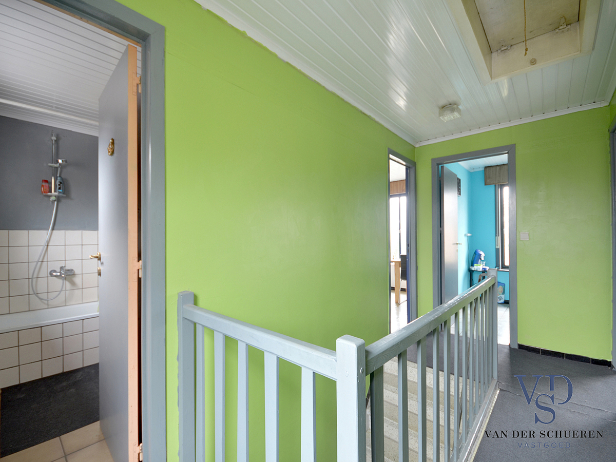 Zeer ruime, te renoveren woning (met enkele garage). Goed gelegen. 