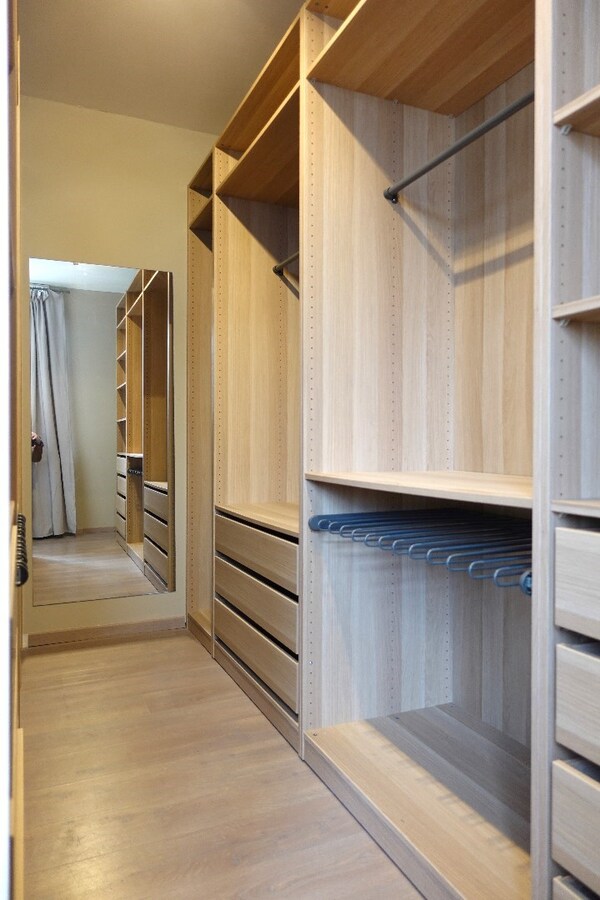 Gerenoveerde, instapklare rijwoning met 4 slaapkamers en uitweg 