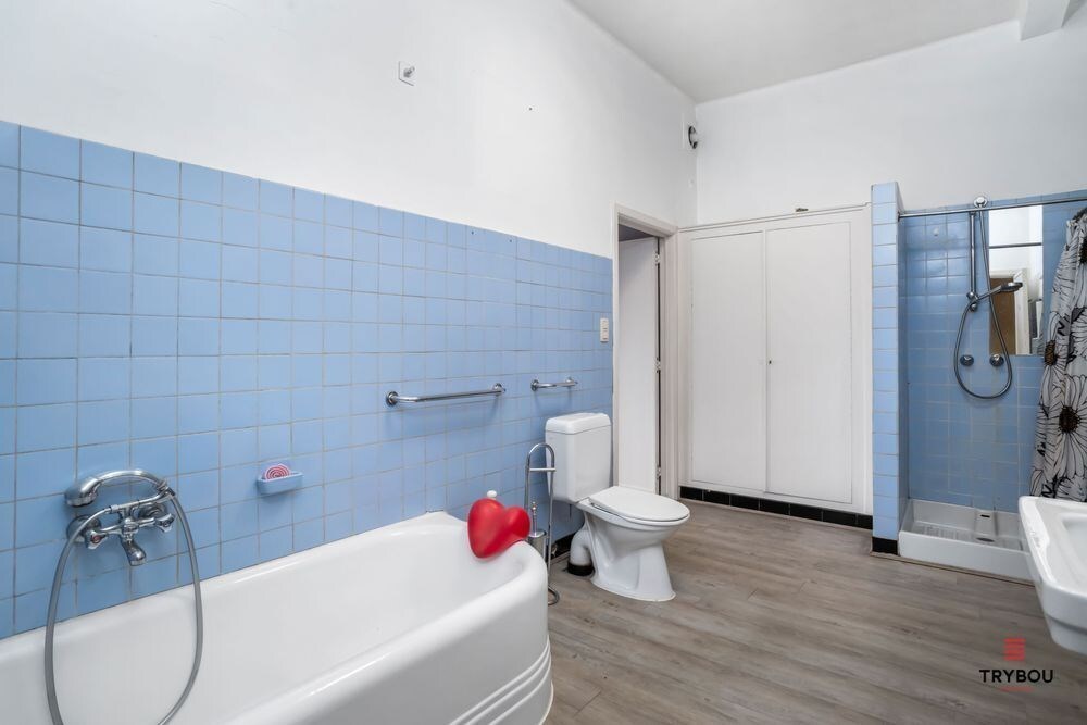 Uniek Handelspand met woonst op de Grote markt van Diksmuide. 