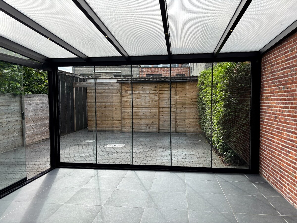 Instapklaar handelsgelijksvloers 90 m² met ruim terras  in het centrum Sint-Antonius naast Bpost. 