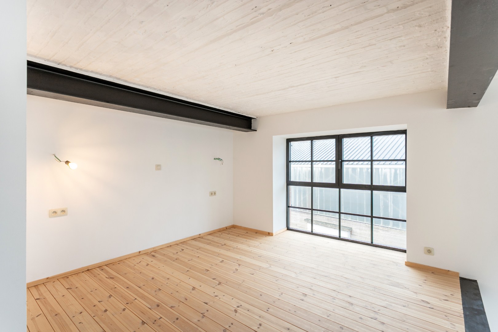 Opbrengsteigendom met gerenoveerde loft (EPC B) en atelier (100m²) naast het station van Braine-le-Comte 