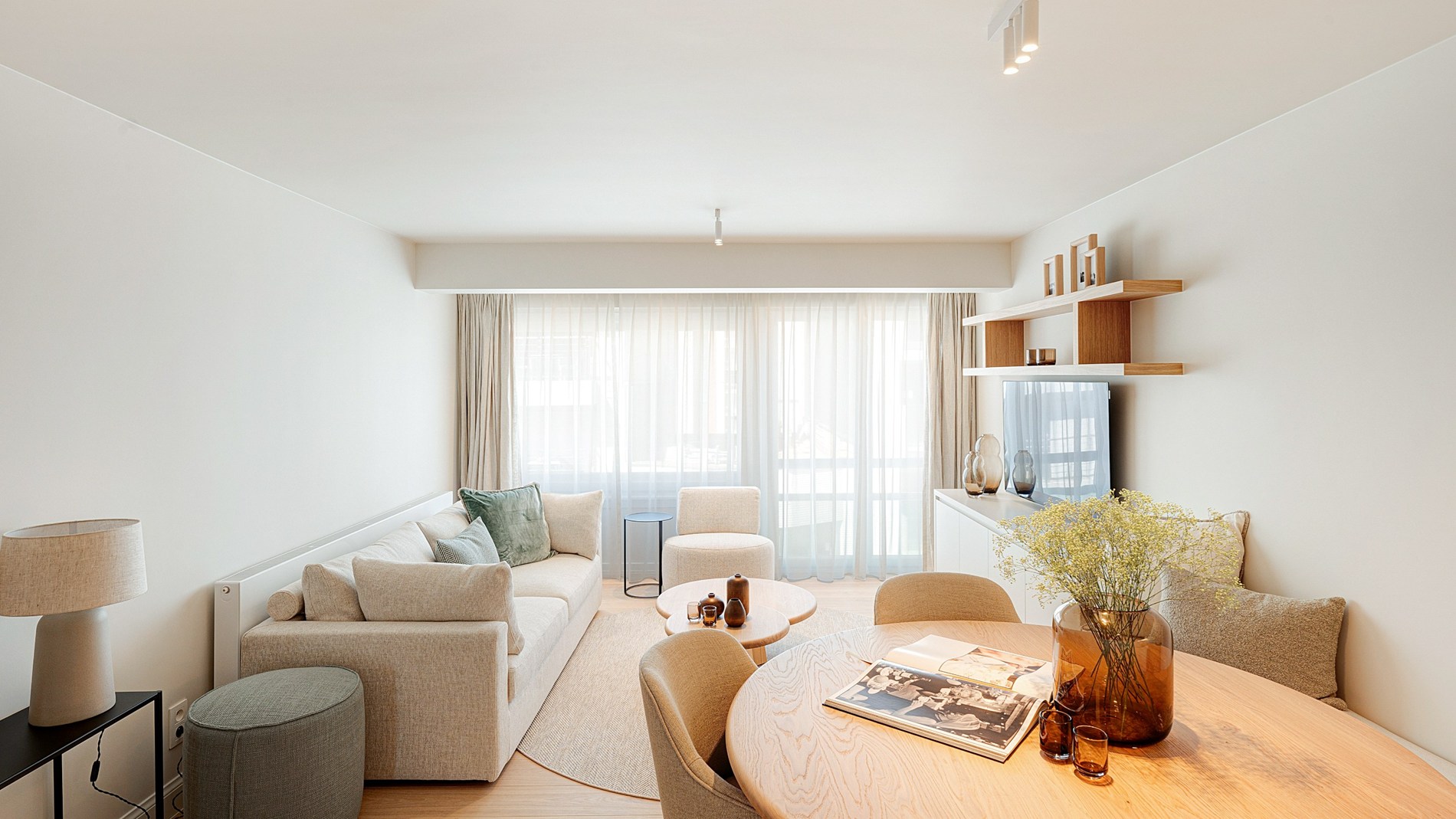 Op een absolute toplocatie langs de Kustlaan, centraal gelegen tussen het Lichttorenplein en het Driehoeksplein en op wandelafstand van het strand, bevindt zich dit stijlvol gerenoveerde appartement. 