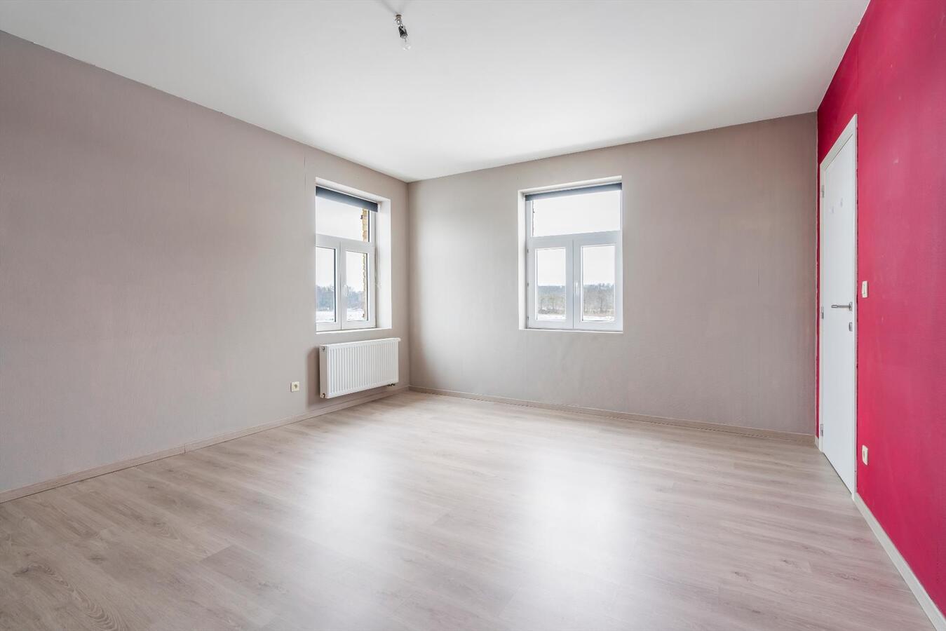 Landelijk gelegen, ruime halfopen woning met garage. 