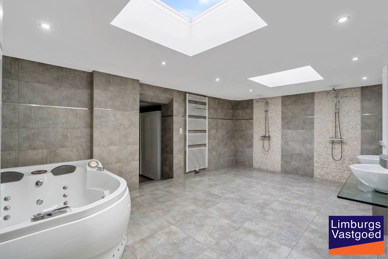 Bedrijfsgebouw met kantoren, magazijnen en woonst - groot 2580 m² 