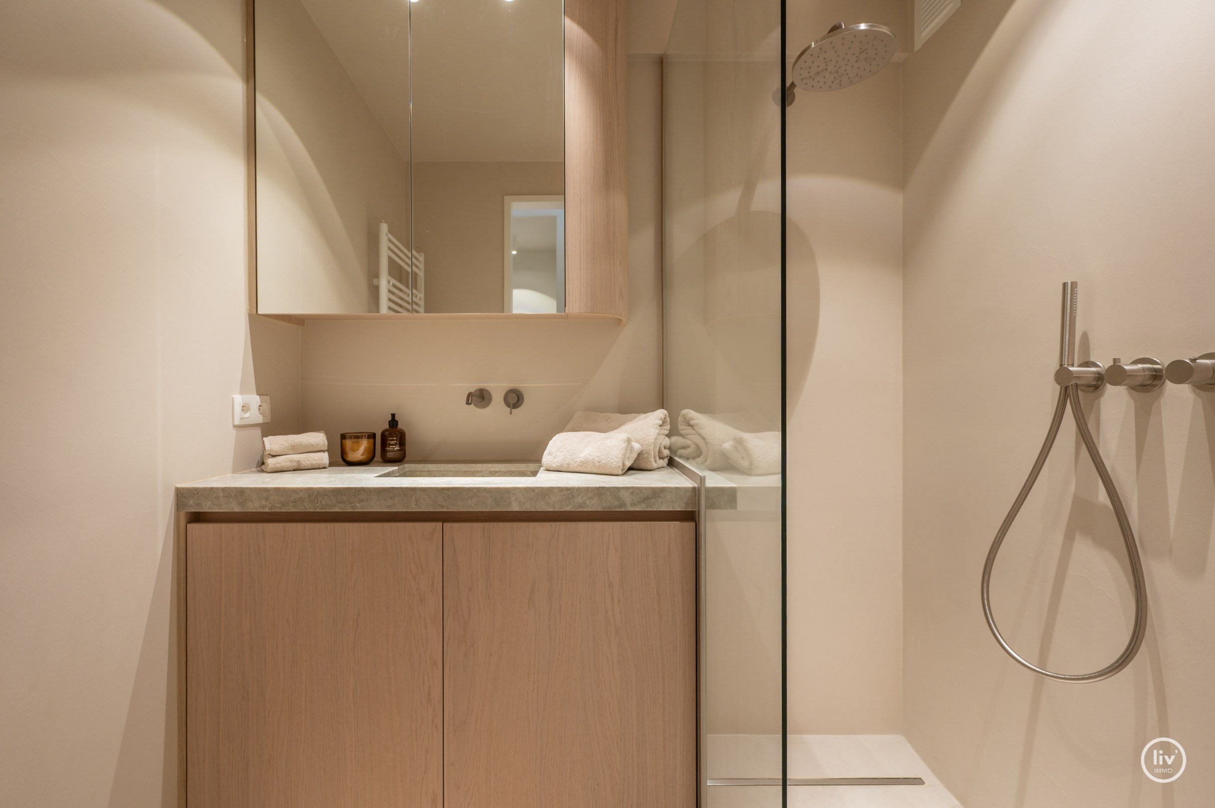 Luxueus gerenoveerd tweeslaapkamerappartement op toplocatie te Dumortierlaan. 