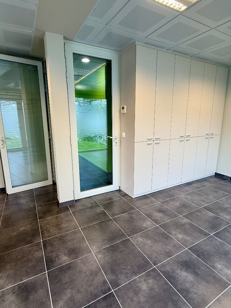 Modern handelpand/kantoor in centrum Oostakker (Gent) 