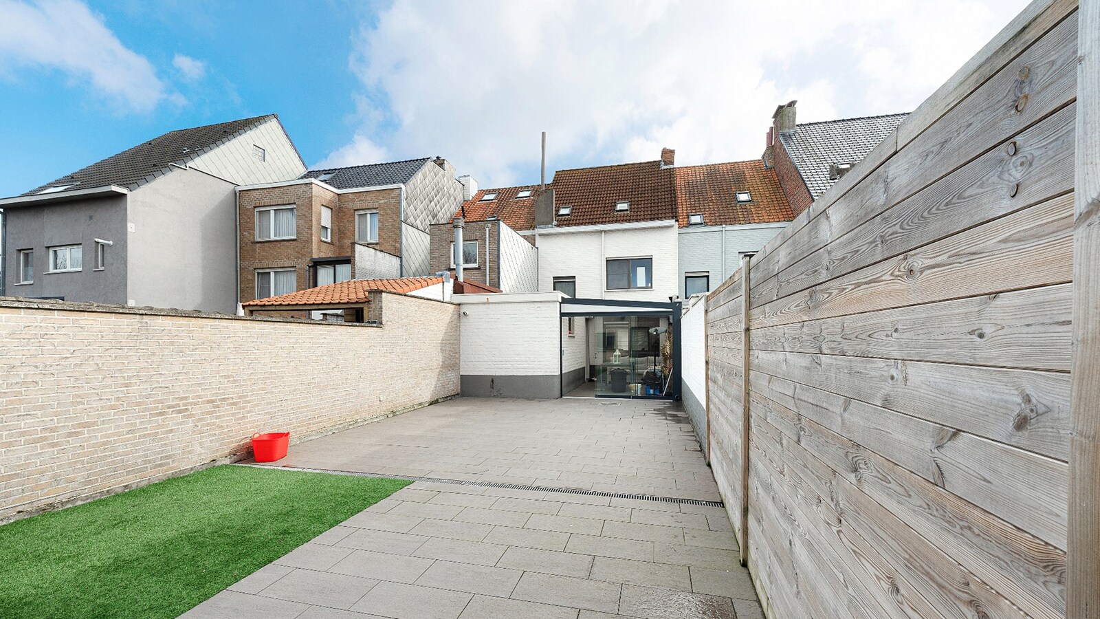 Instapklare en ruime gezinswoning met dubbele garage in het hart van Zeebrugge. 