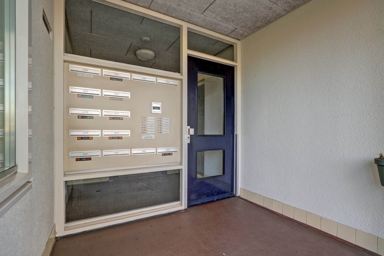 Luxe uitgevoerde 2- (voorheen 3) kamer appartement op de 3e etage met fraaie keuken, badkamer, balkon met uitzicht en gelegen op eigen grond. 