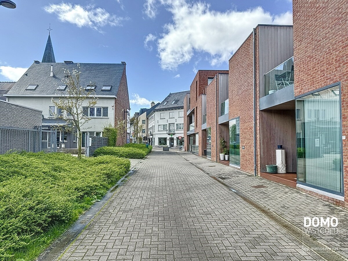Luxe duplex appartement met inpandig terras, lift en garagebox, gelegen in het centrum van Alken - energielabel A. 