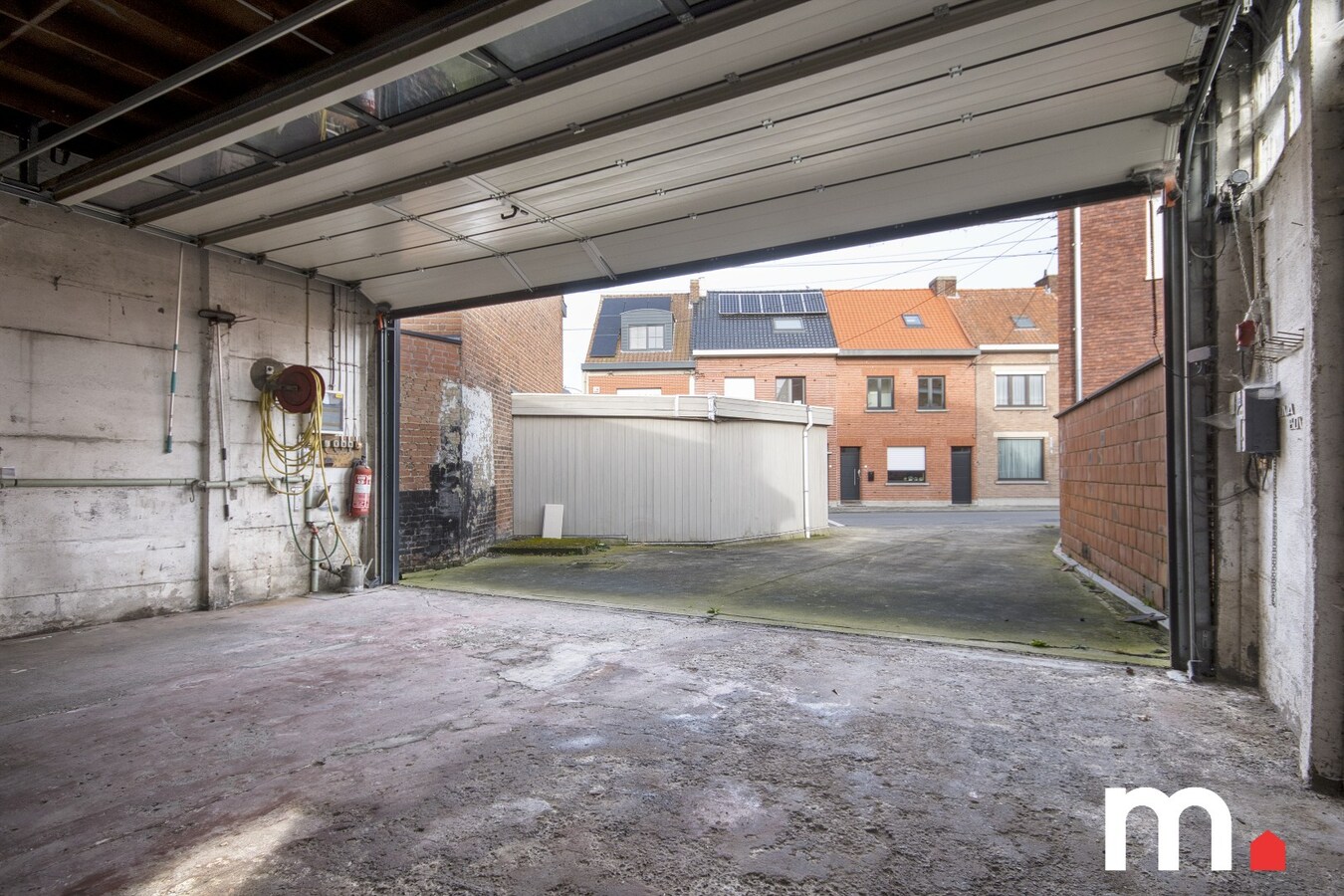 Loods met oprit en aparte kantoorruimte te koop in Heule ! 