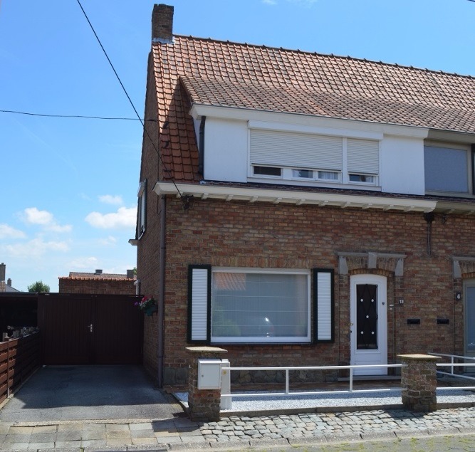 Lichtjes op te frissen woning met garage en tuin te centrum Maldegem 