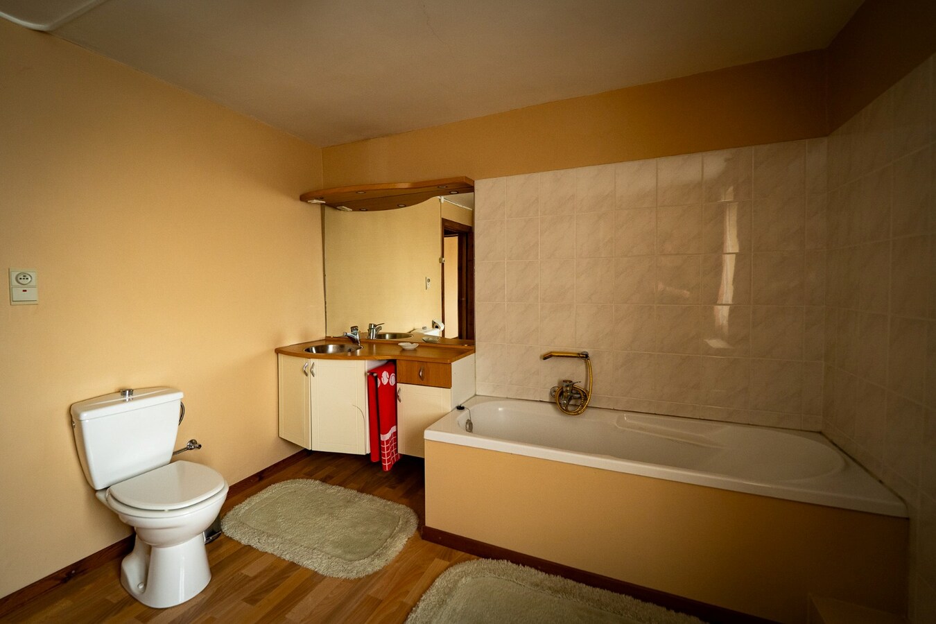 Farm to be renovated with stables and pastures on approximately 1.7 hectares in Herk-de-Stad. 