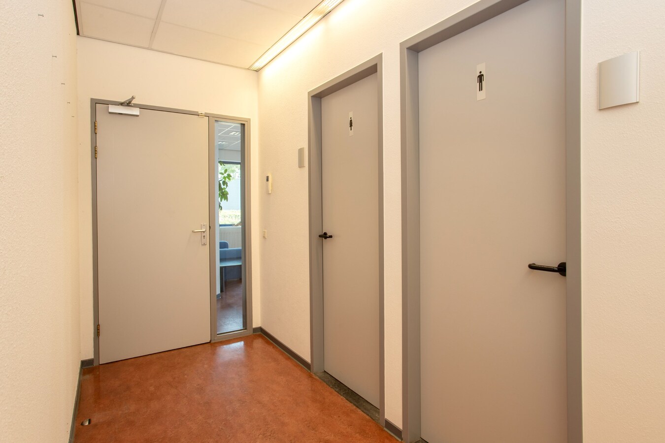 Representatief kantoorpand met 11 kantoorruimtes en circa 20 parkeerplaatsen te huur. 