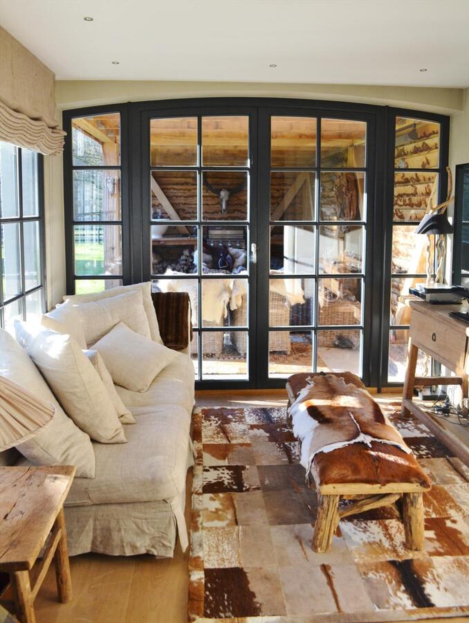 Ruime villa met stallingen en weide op 4900m² te Schoten 