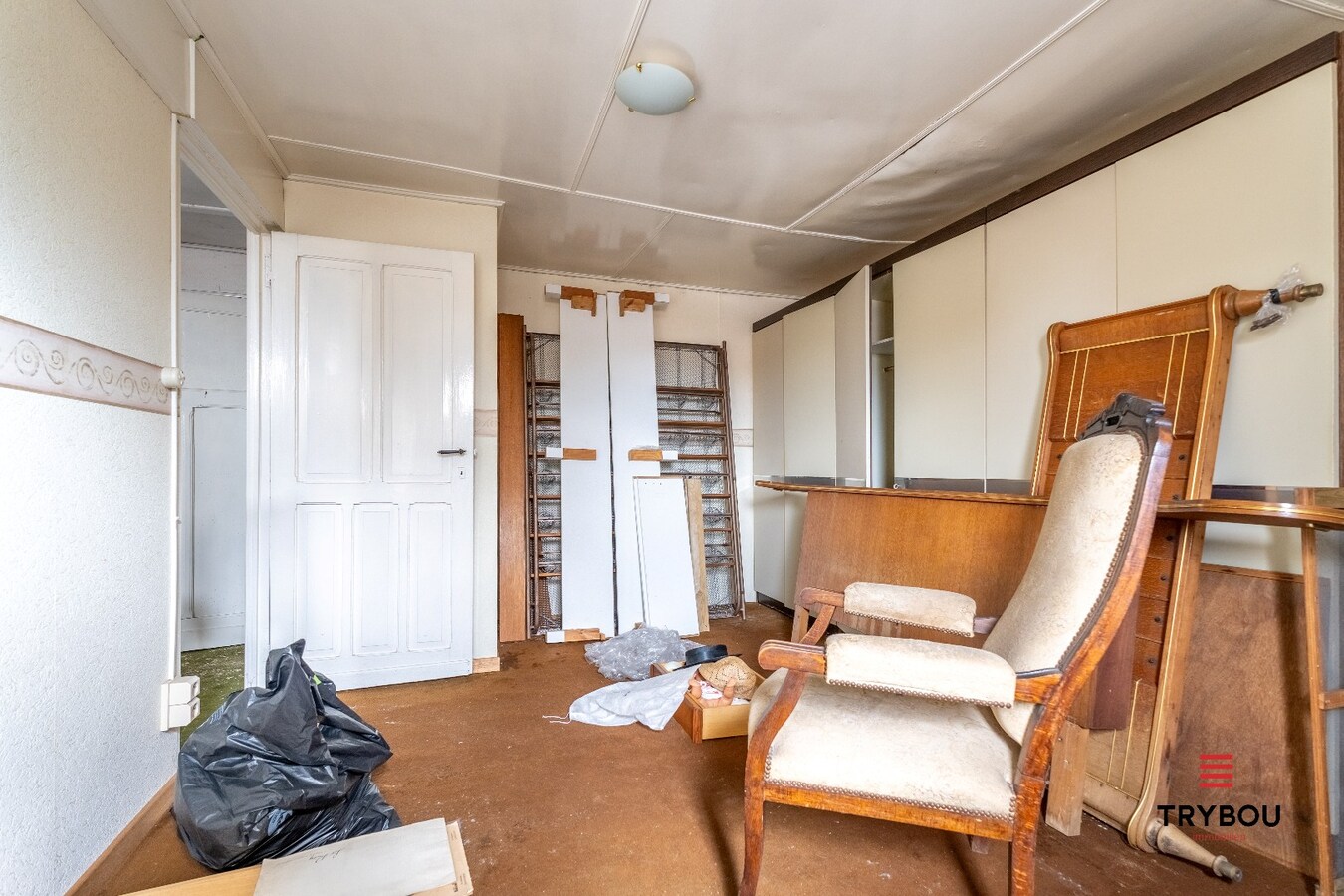 Ruime woning met winkelruimte, loods (optioneel) en garage 