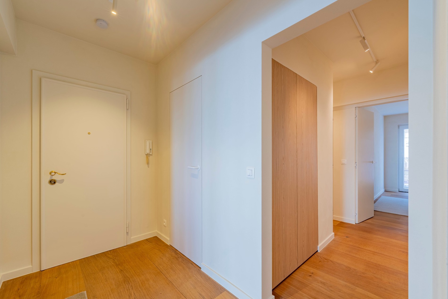 Prachtig ruim appartement met 3 slaapkamers en terras centraal gelegen op de Zoutelaan te Knokke. 
