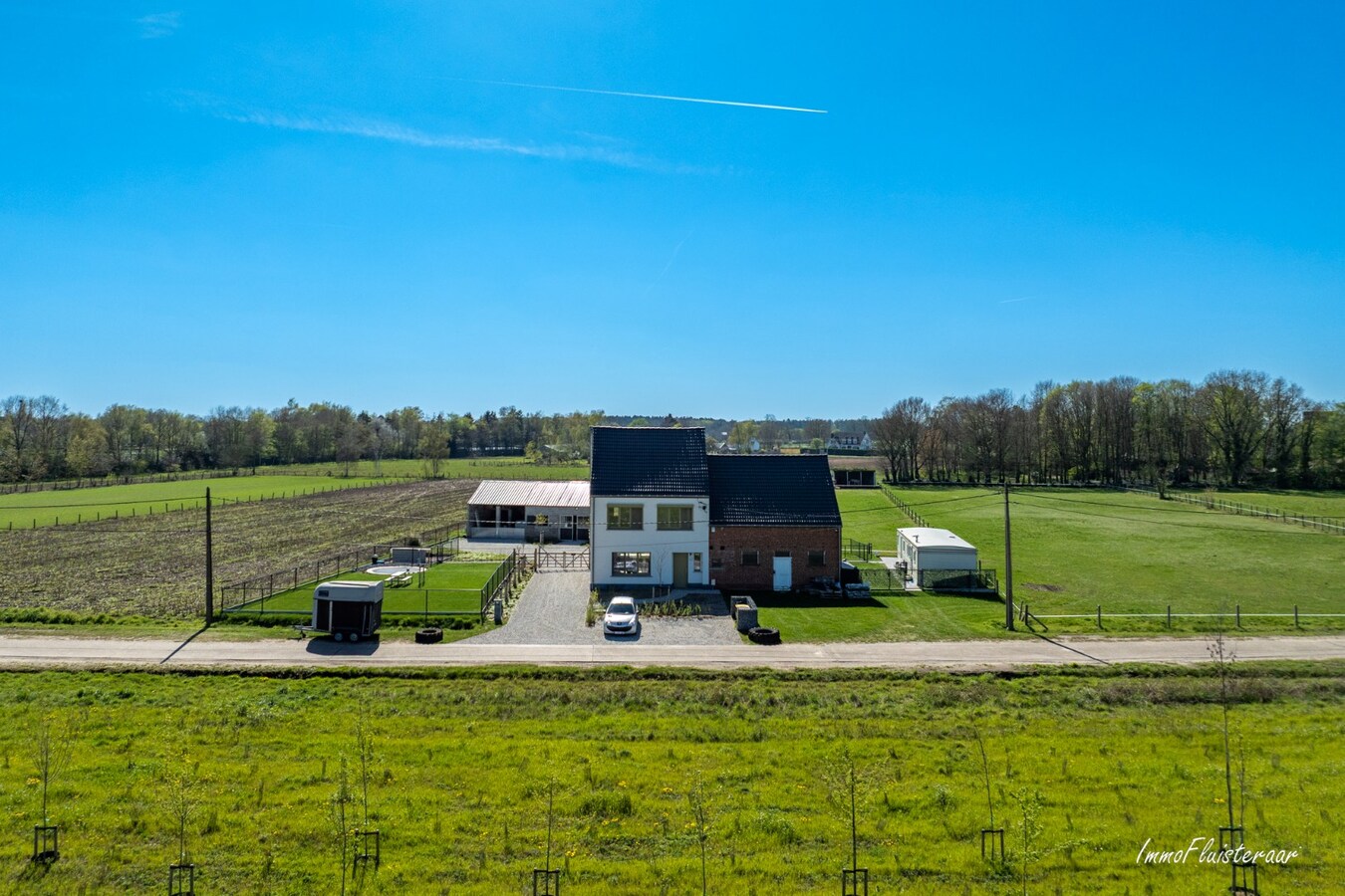 Recent gerenoveerde woning met paardenstallen en buitenpiste op ca. 12.370 m2  te Geel 