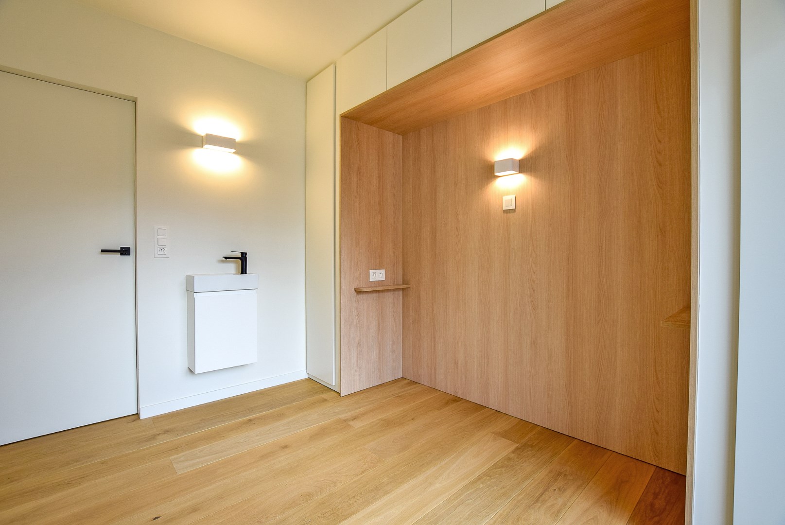 Kwalitatief gerenoveerd 2-slaapkamerappartment met zijdelings zeezicht en terras te Oostduinkerke-Bad 