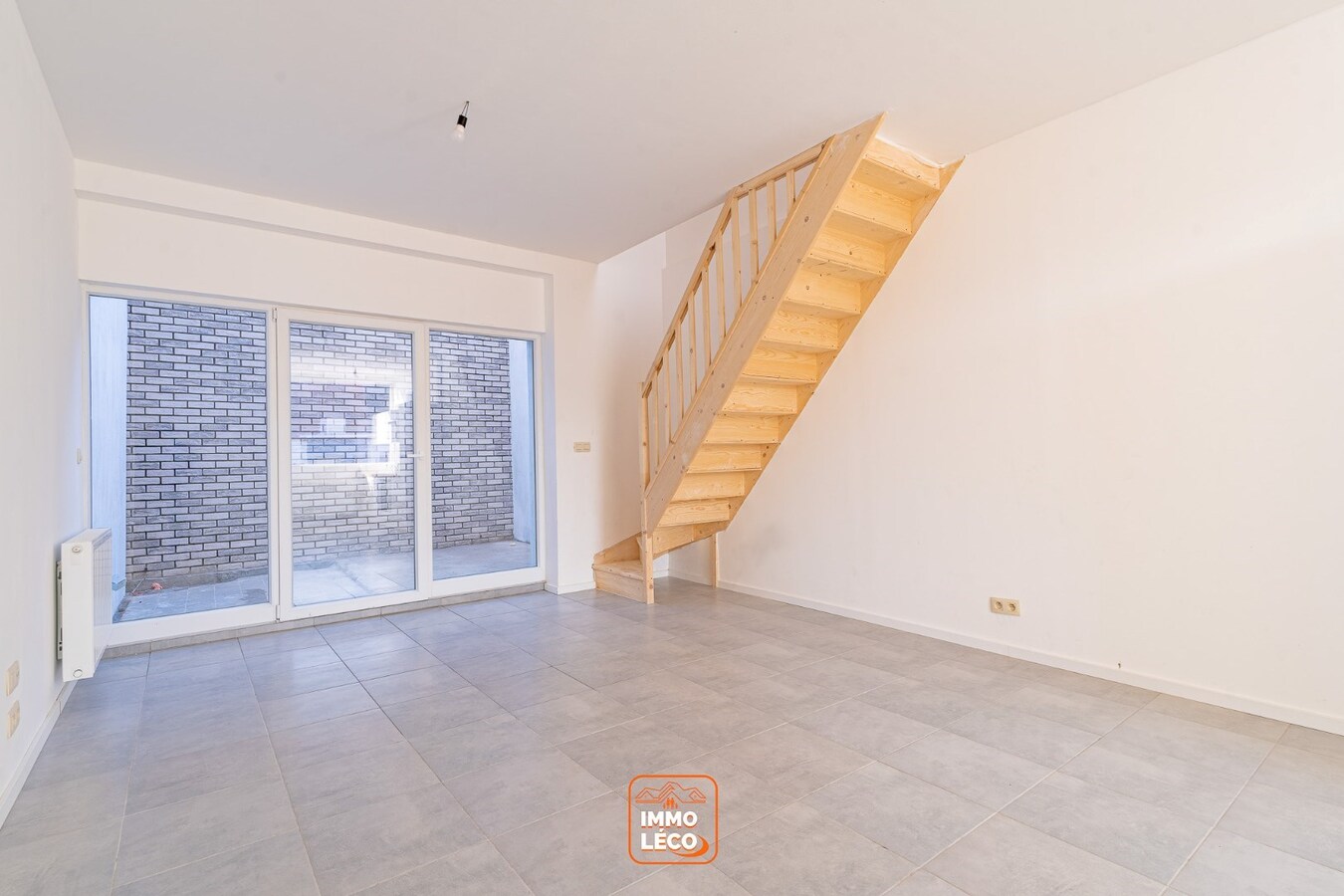 Maison entièrement rénovée tout récemment avec 3 chambres et terrasse! 