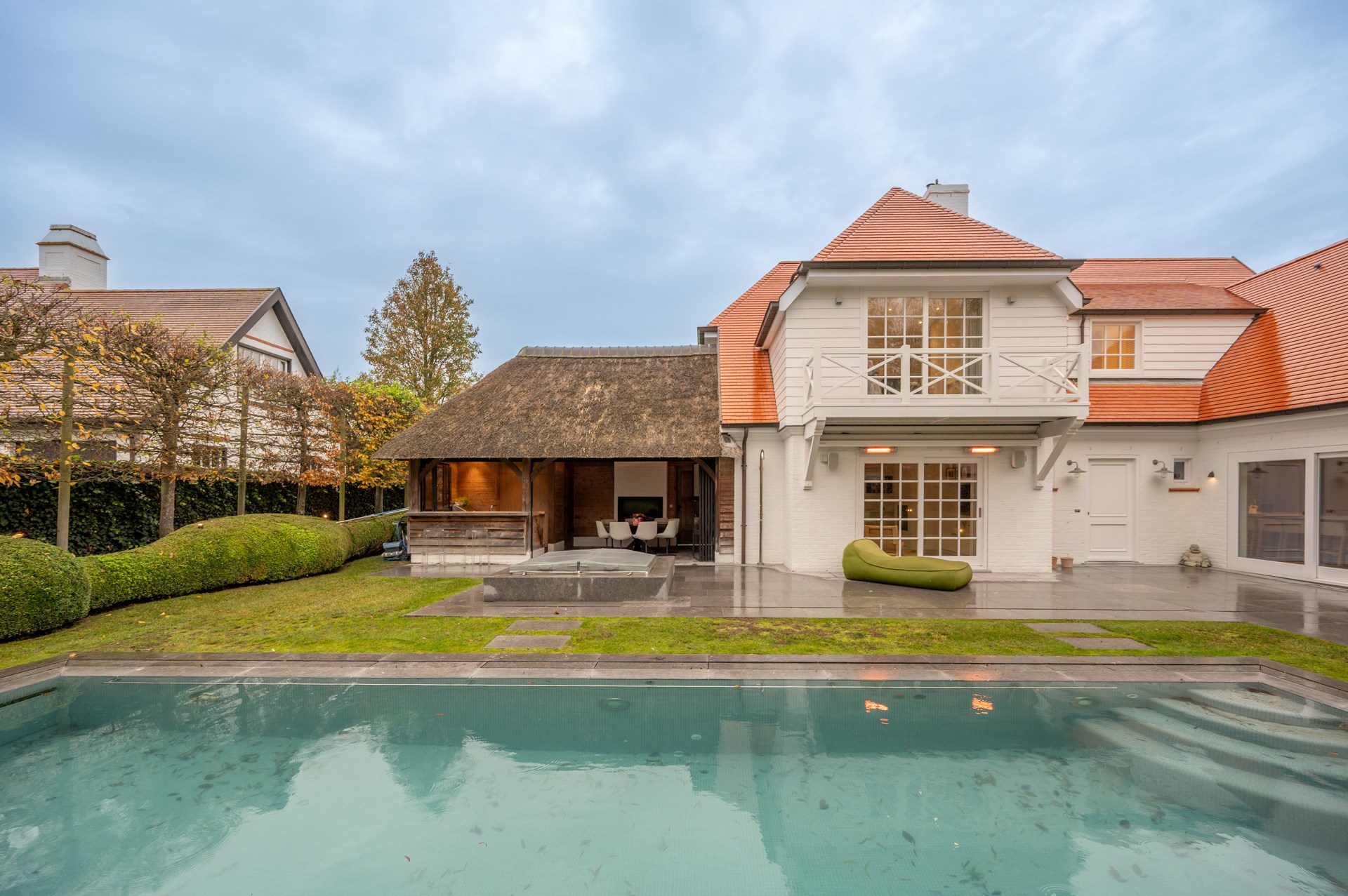 Villa exclusive entièrement meublée avec 5 chambres, piscine et double garage - emplacement prestigieux et calme près du Zoute. 