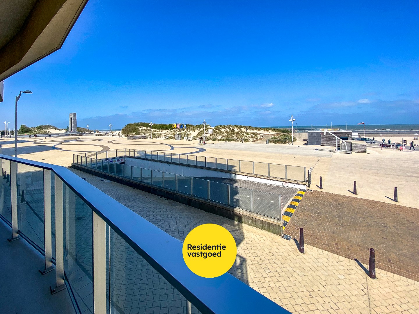 2-slaapkamerappartement (84m²) met FRONTAAL &amp; LATERAAL ZEEZICHT en 2 TERRASSEN op de zeedijk te De Panne. 