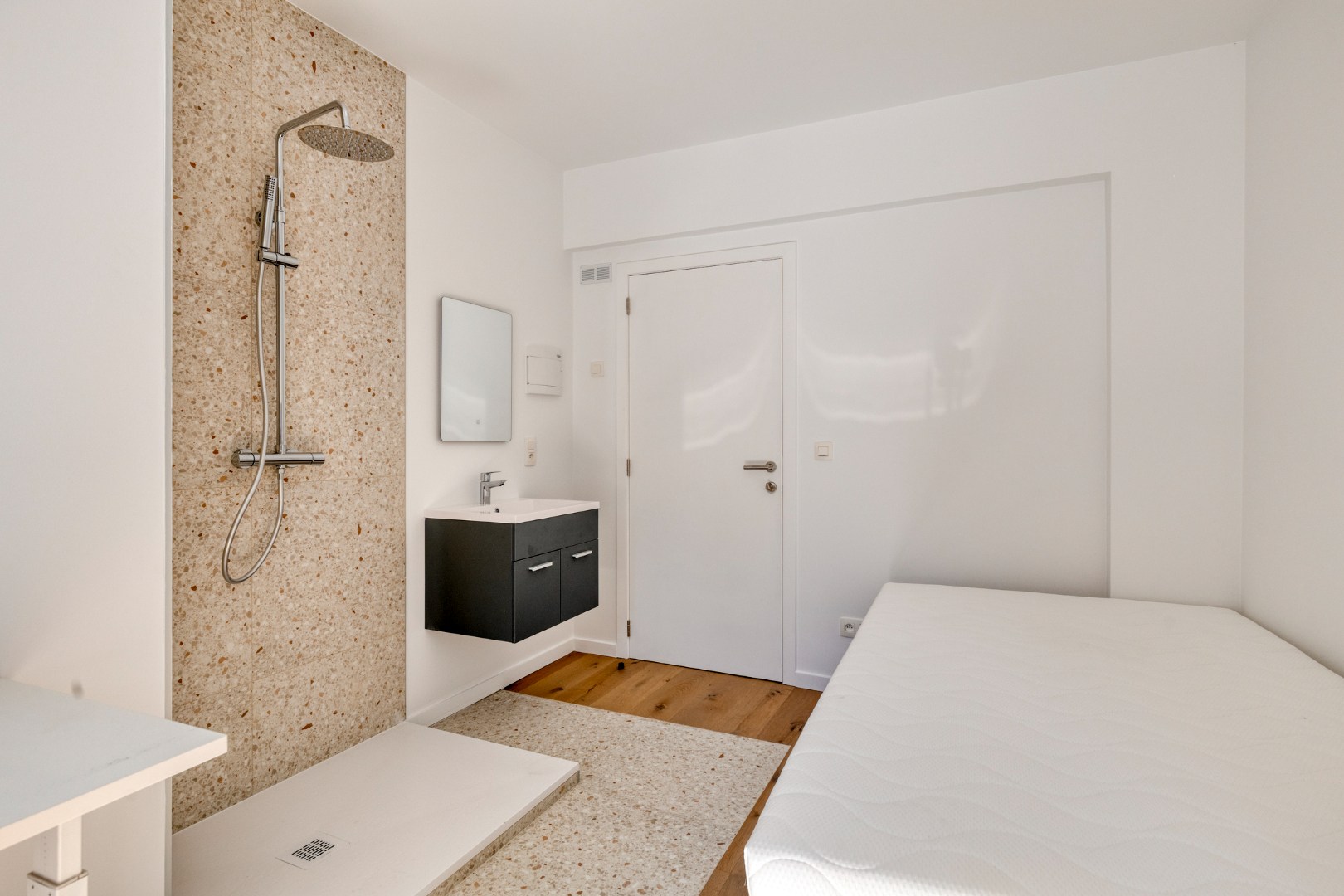 Volledig gerenoveerde studentenkamer in residentie met 15 studentenkamers en een 1slaapkamer appartement in hartje Leuven - EPC label A! 