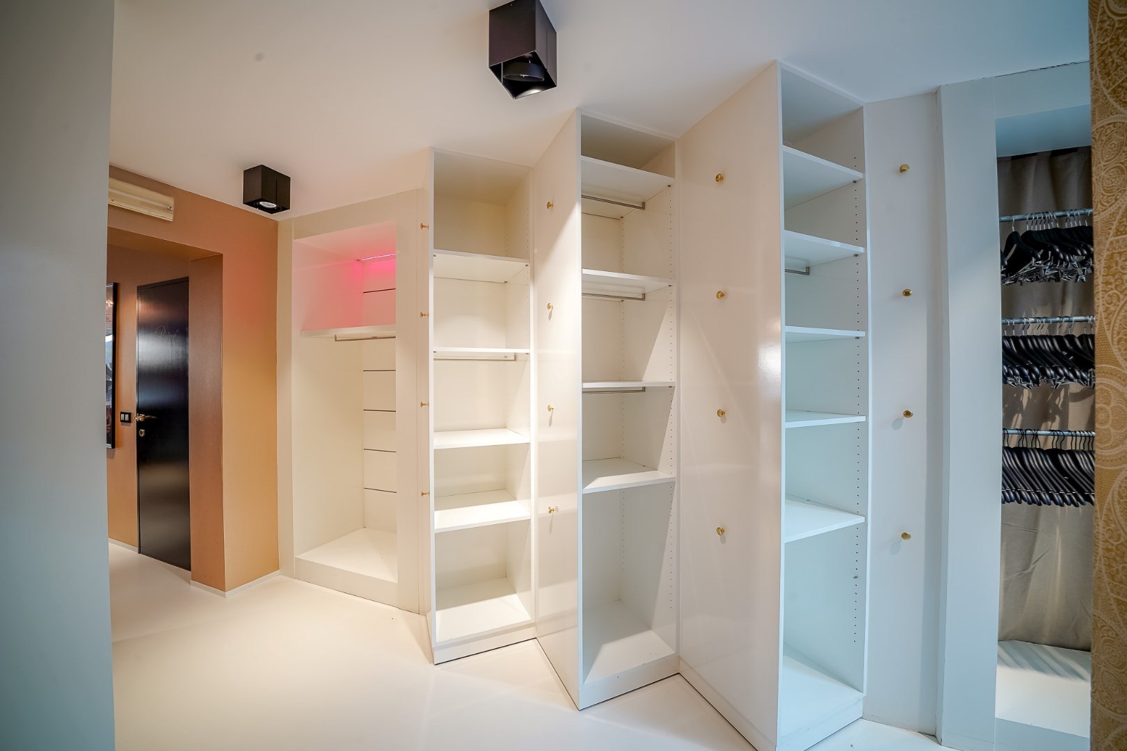 Ruime eengezinswoning in centrum Oudenburg met handelsruimte op gelijkvloers. 