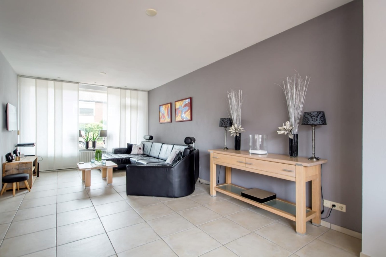 Sfeervolle en gunstig gesitueerde tweekapper met garage, berging en vrije achterom gelegen op 221 M². Deze woning ligt op loopafstand van het centrum van Hilvarenbeek. 