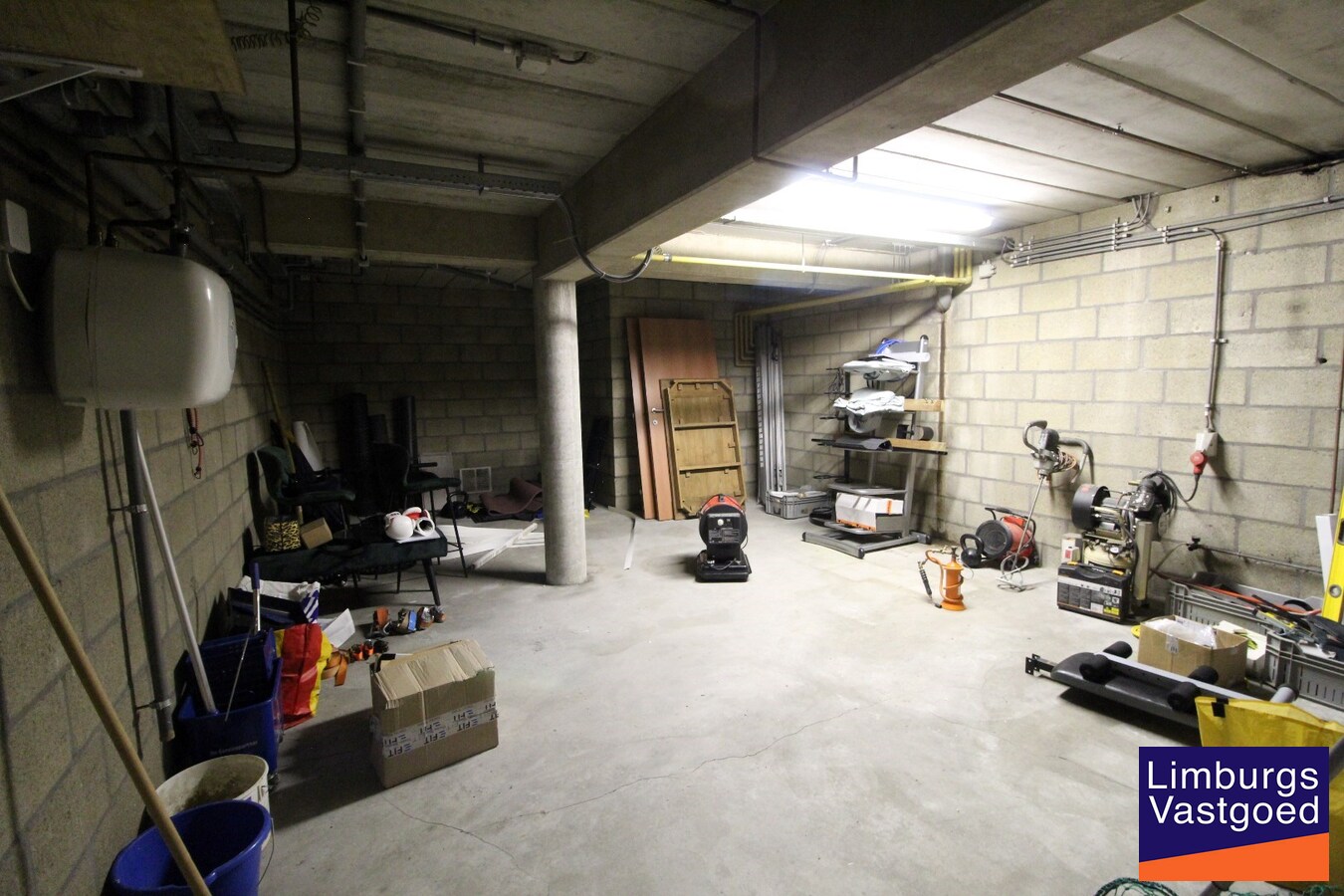 Handels/praktijkruimte, 110m², kelder met drijfkracht, parking 