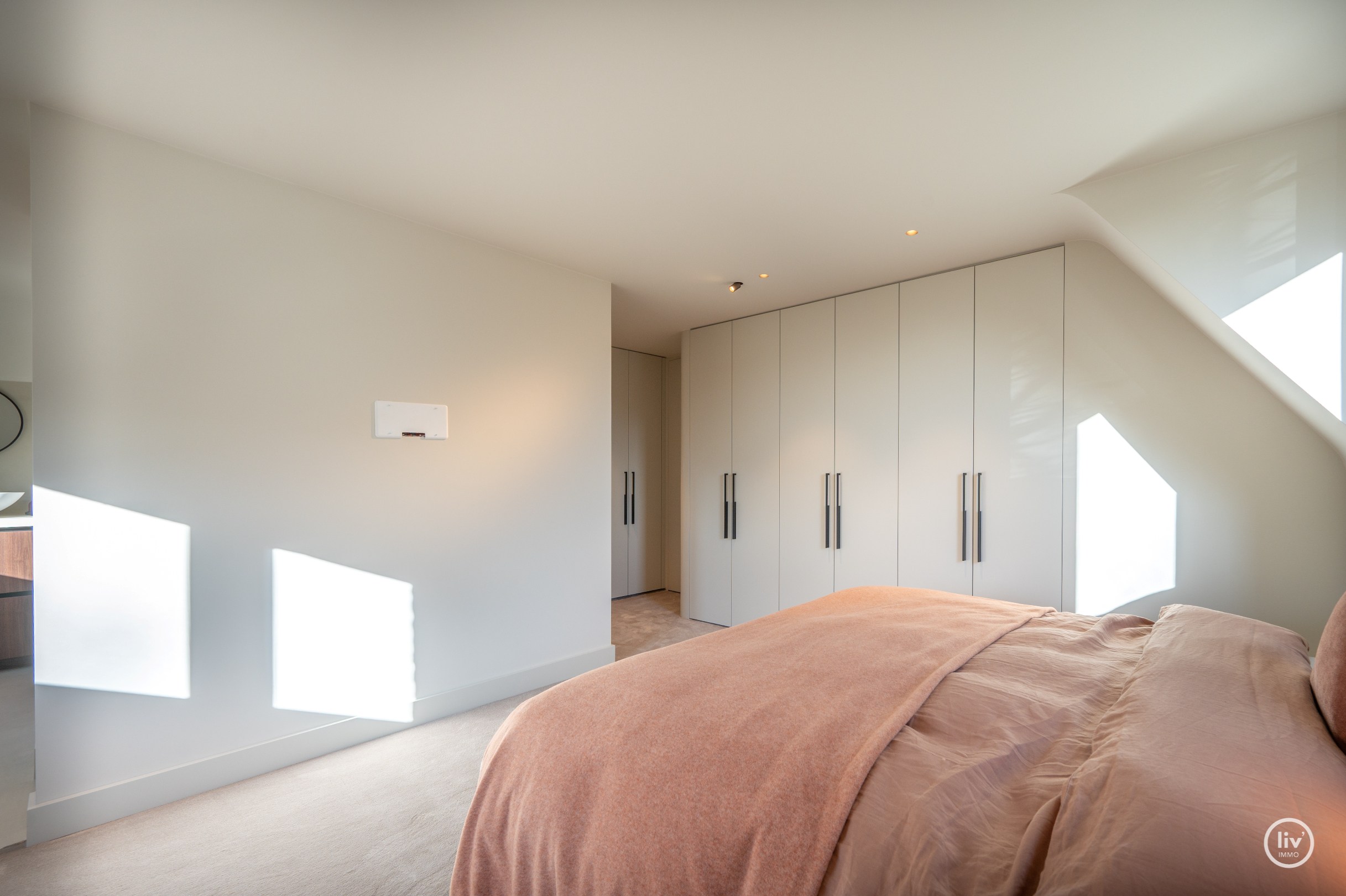 Prachtig gerenoveerde villa, gelegen op een groot perceel van 1365 m2 in een residentiële villawijk op fietsafstand van het centrum van Knokke. 