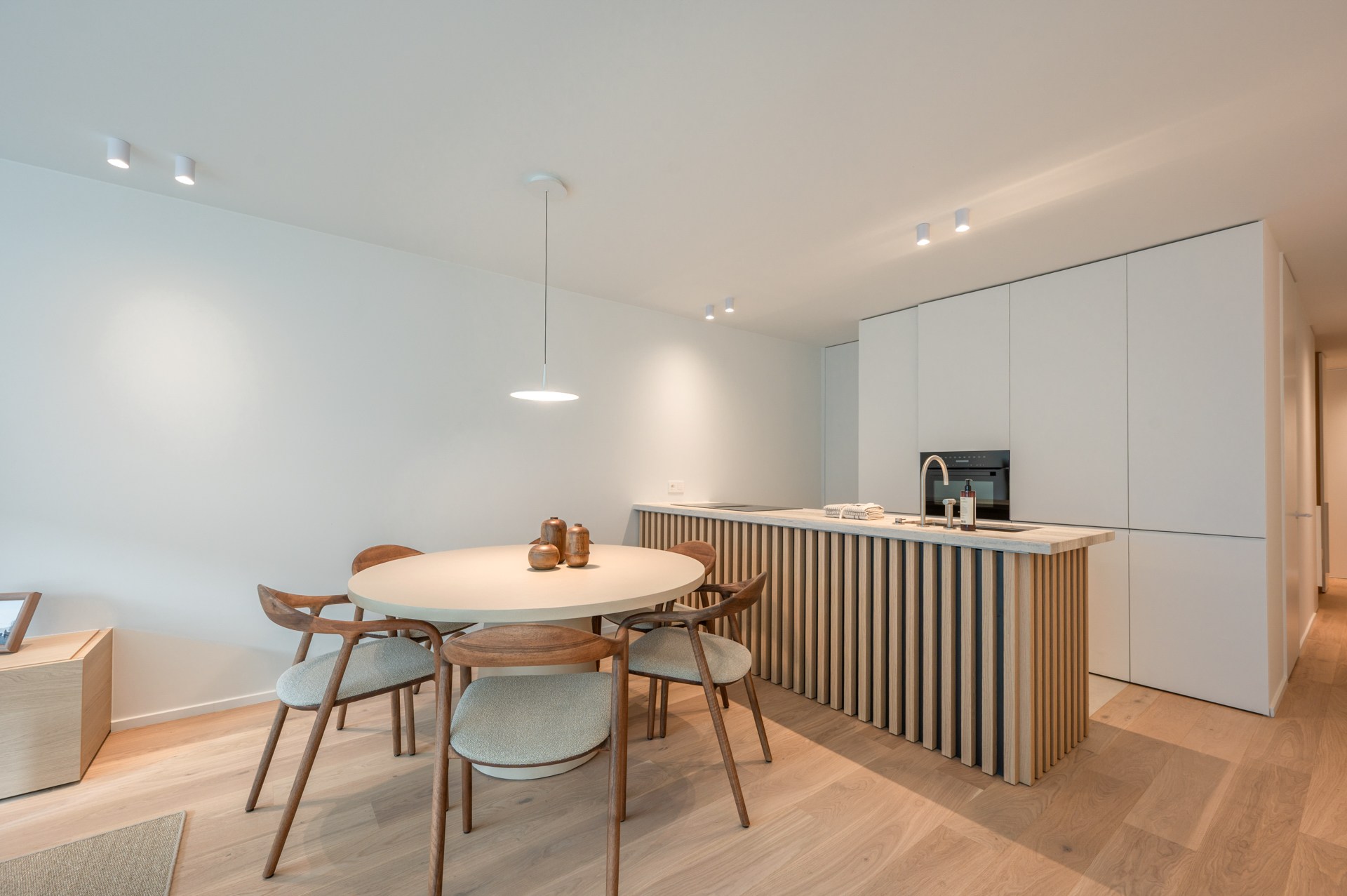 Exclusief gerenoveerd appartement met 3 slaapkamers te koop vlak bij het Albertstrand en het Lichtorenplein. 