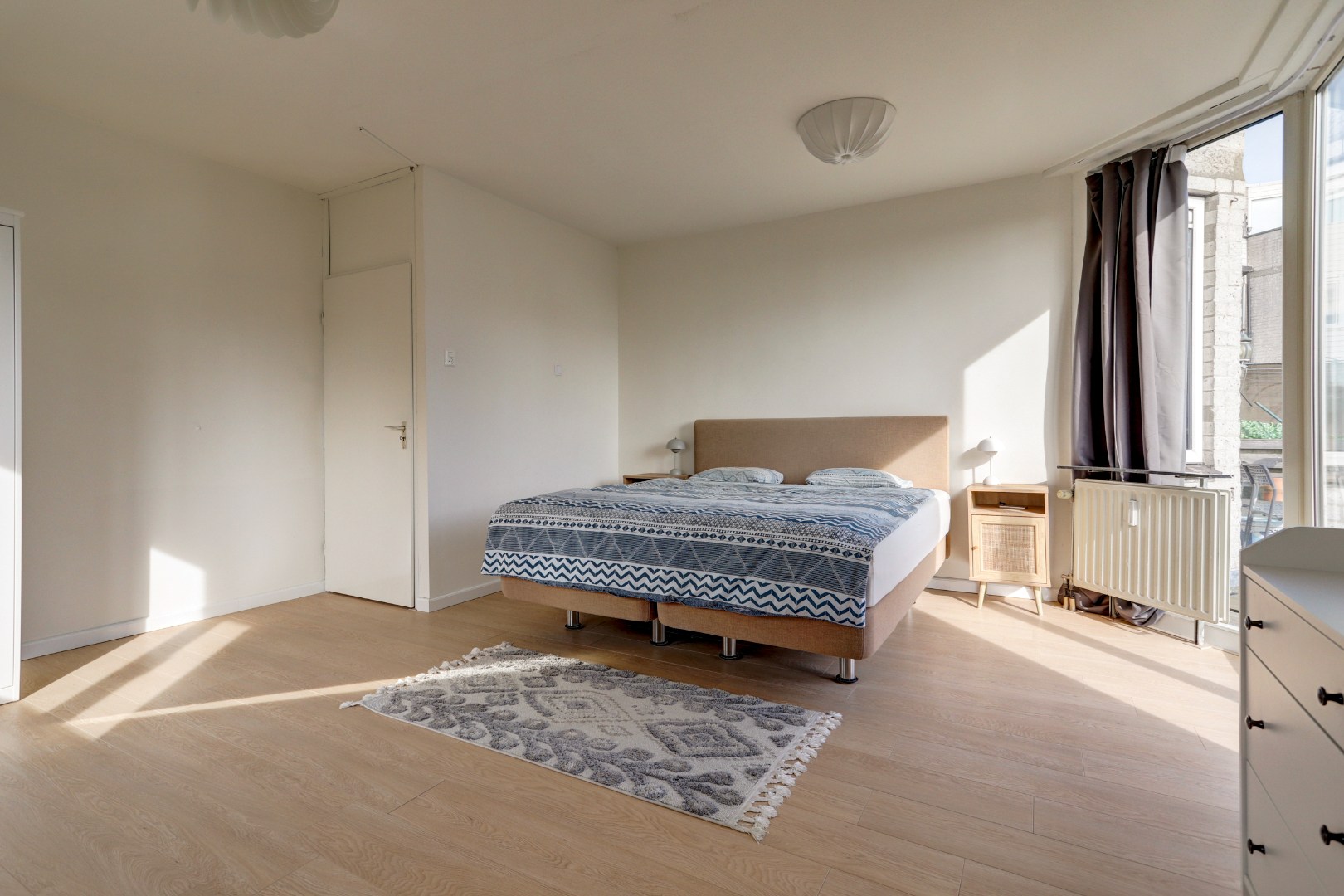 Ruime 4- (voorheen 5) kamer woning op 1e etage met riant terras van 45 m² en een berging en overdekte parkeerplaats op begane grond. 