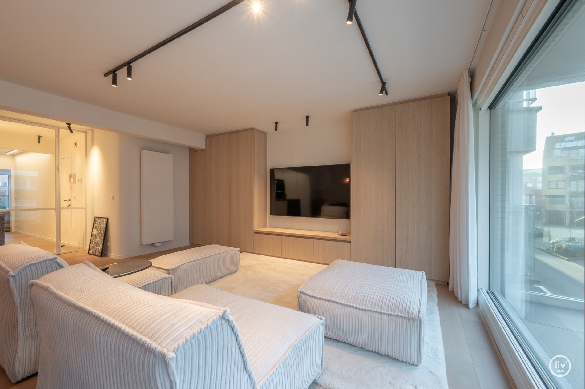 Prachtig ruim 2 slaapkamerappartement met mooie gevelbreedte en groot zonneterras op een topligging vlakbij de Dumortierlaan te Knokke. Garage mogelijk in het gebouw. 