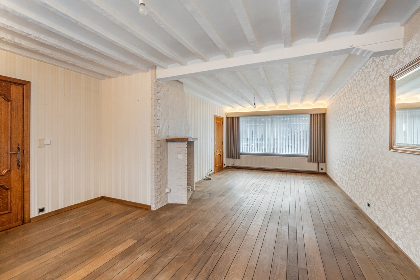 Halfvrijstaande woning op een perceel van 7a31ca, met aparte bureelruimte en inpandige garage! 