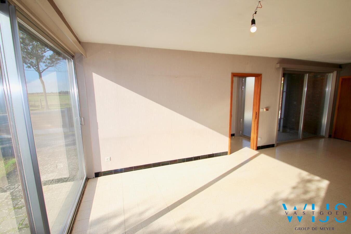 Vlot te renoveren woonhuis op een ruim perceel van 1130 vierkante meter te OOSTEEKLO ! 