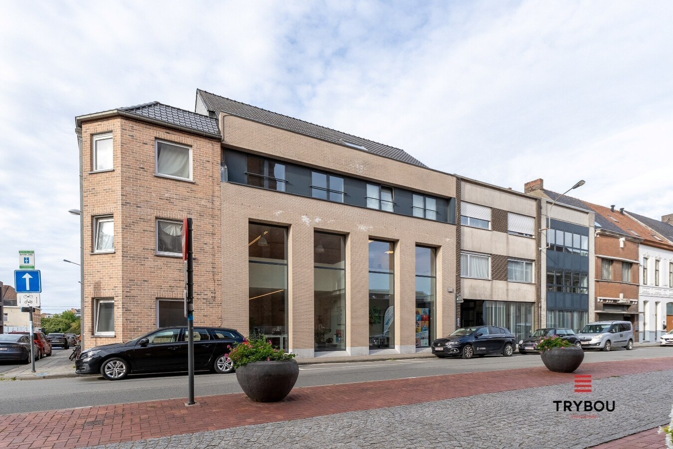 Uitzonderlijk ruime industriële duplex met ruim terras in centrum Roeselare 