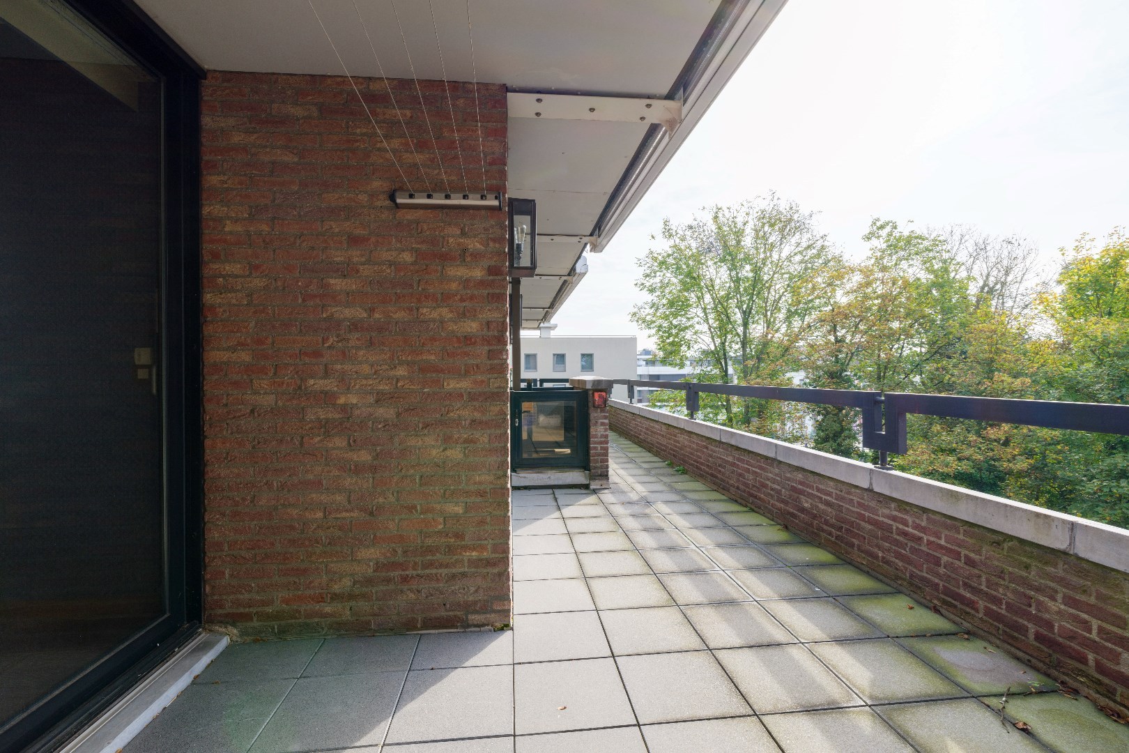 2 terrassen waarvan één deels overdekt, waar u in alle rust kan genieten van de nodige privacy 