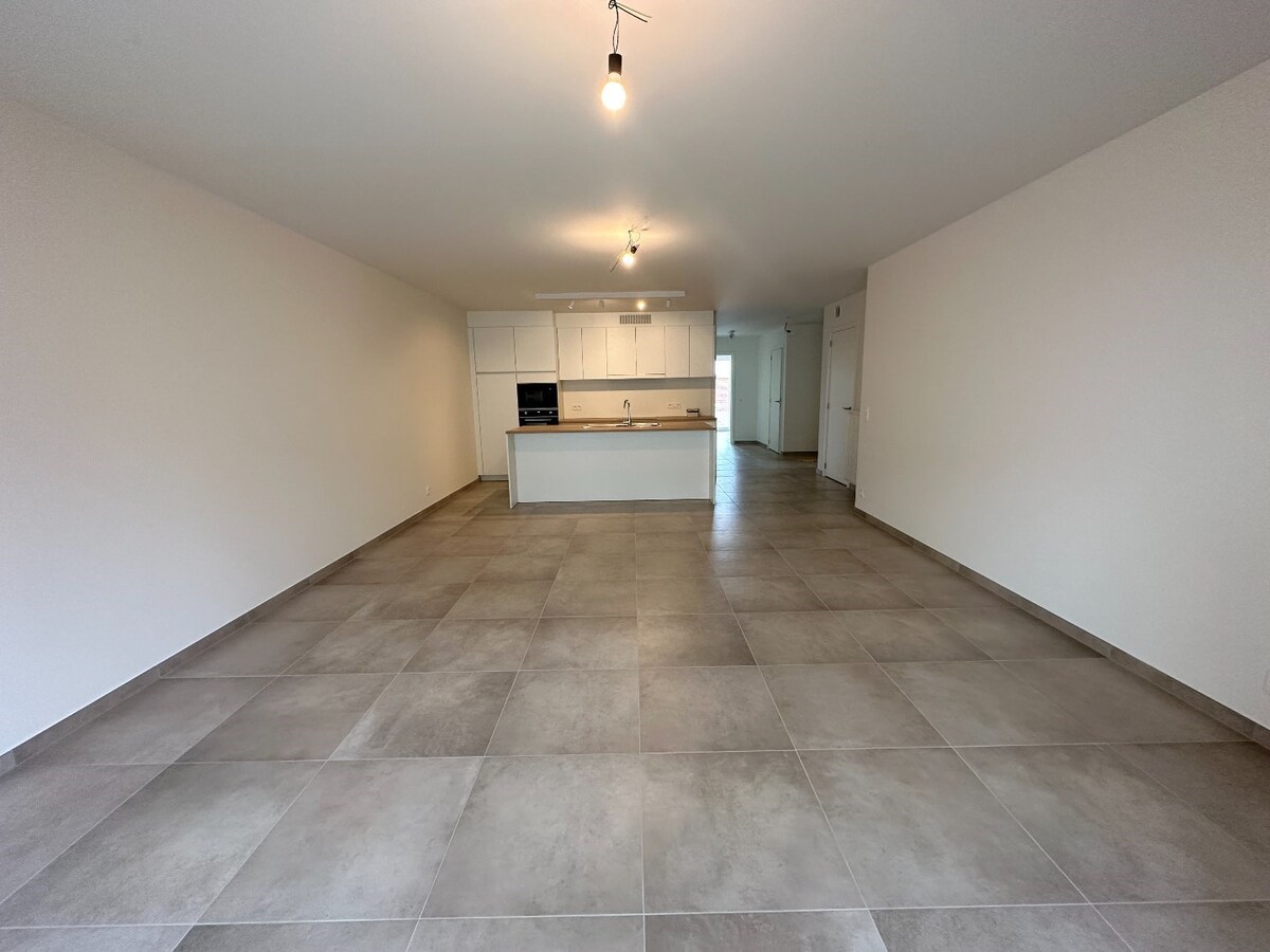 Ruim en energiezuinig 2-slaapkamerappartement met twee terrassen in centrum Ieper! 