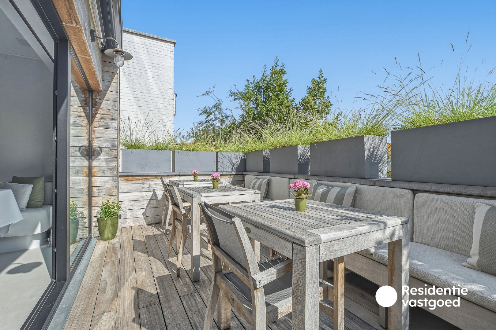 Wonen boven, ondernemen beneden: volledig gerenoveerd restaurant met luxueuze woonst in hartje De Haan 