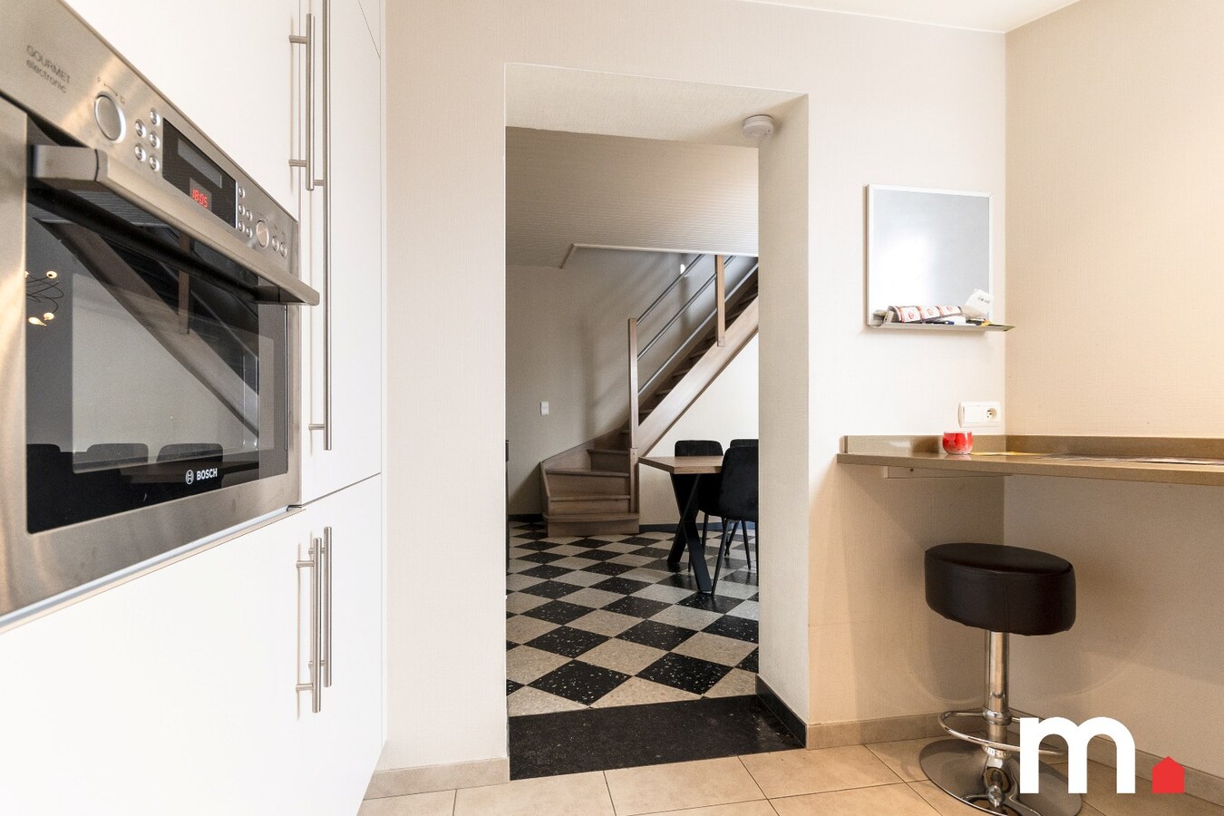 Instapklare woning te Ingelmunster met garage en uitweg achteraan! 